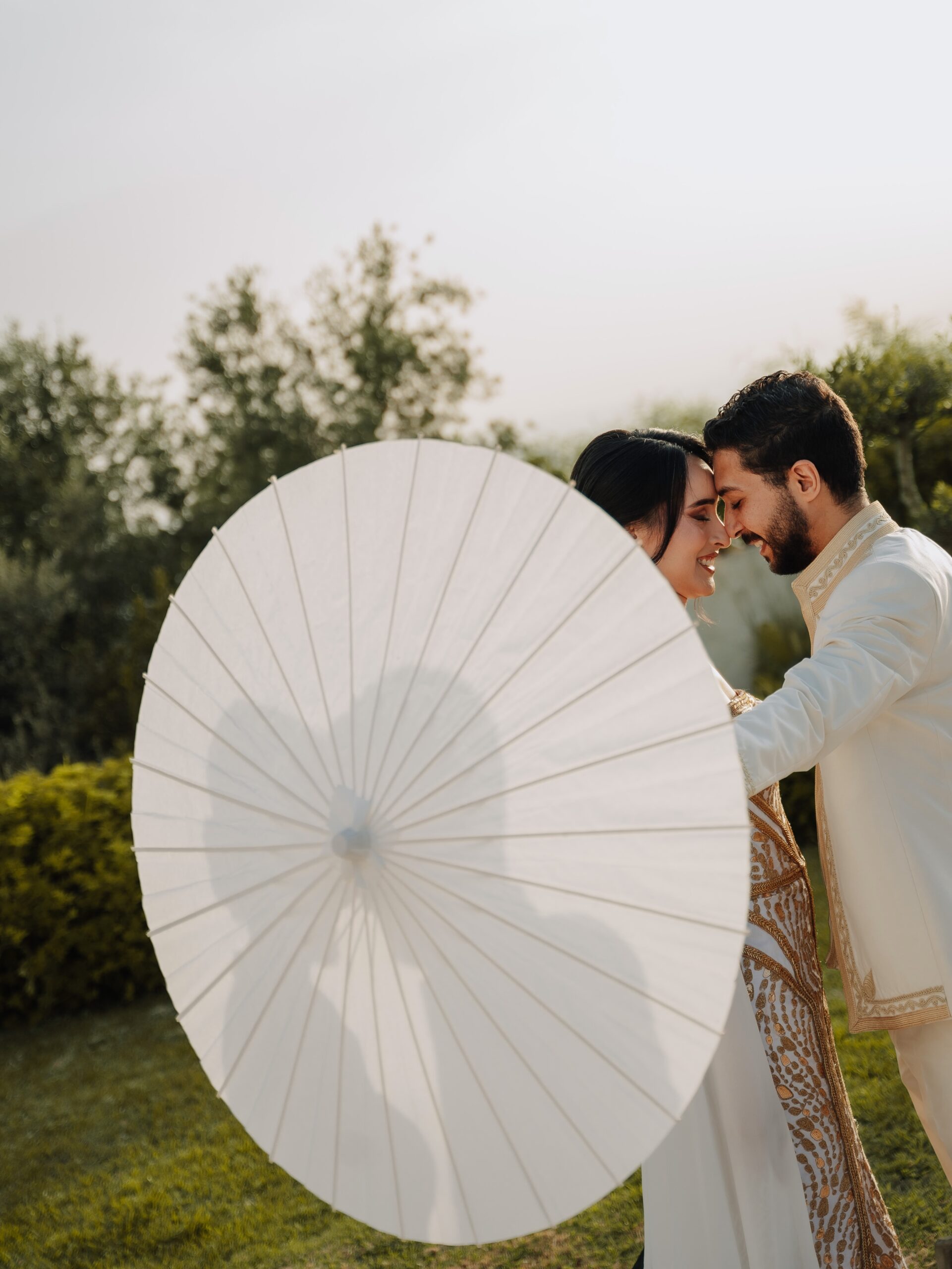 Couple Architecture Kiss